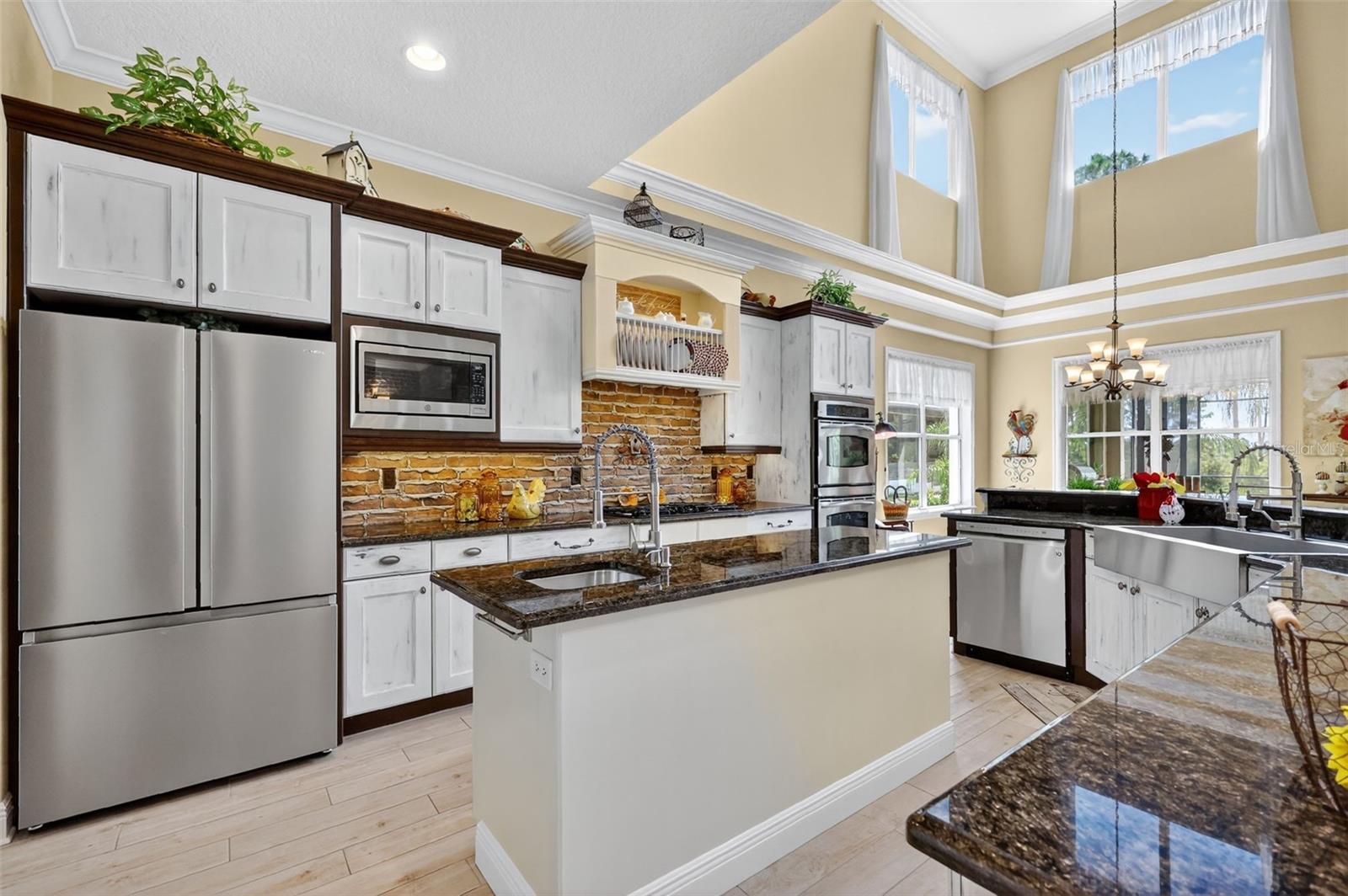 404 LONG AND WINDING RD, HOWEY IN THE HILLS, FL, 34737