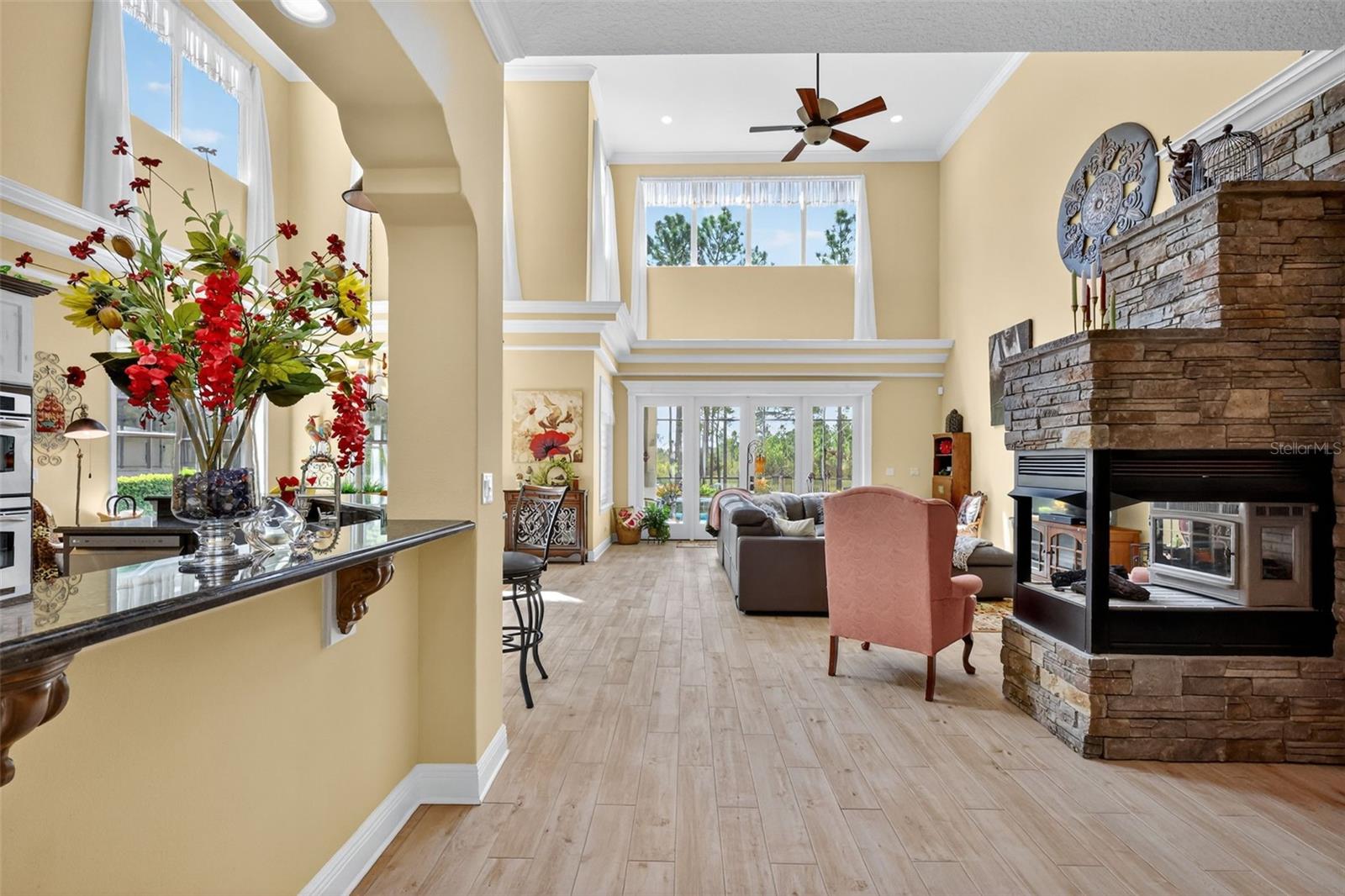 404 LONG AND WINDING RD, HOWEY IN THE HILLS, FL, 34737