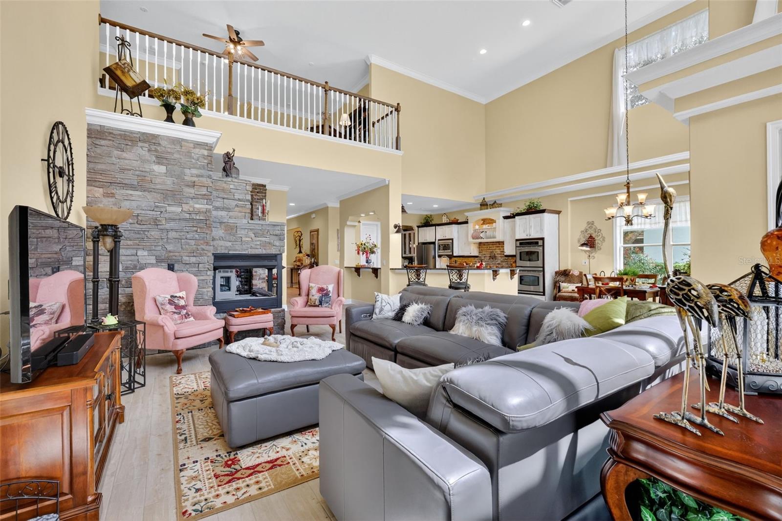 404 LONG AND WINDING RD, HOWEY IN THE HILLS, FL, 34737