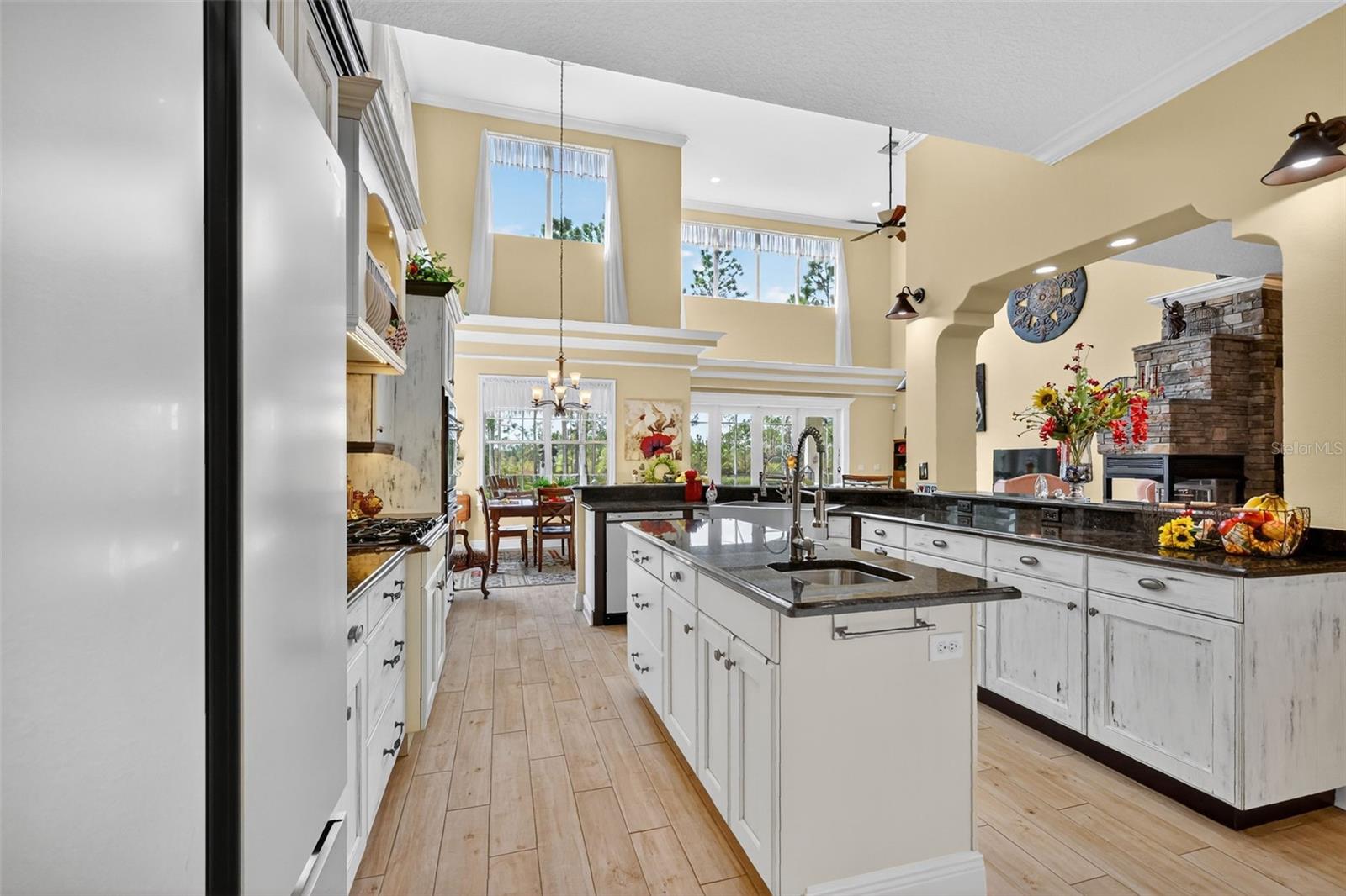 404 LONG AND WINDING RD, HOWEY IN THE HILLS, FL, 34737