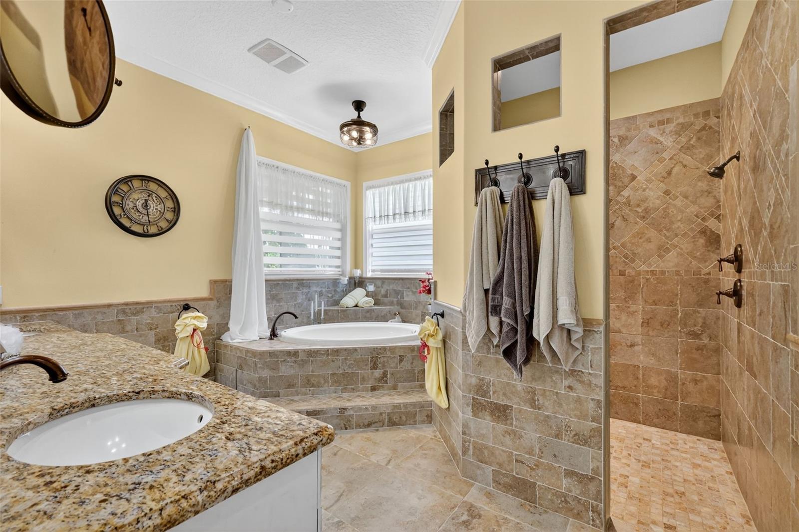 404 LONG AND WINDING RD, HOWEY IN THE HILLS, FL, 34737