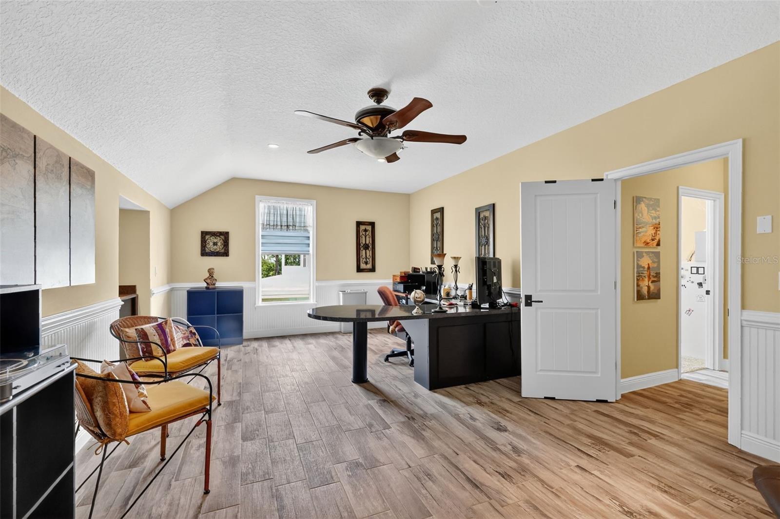 404 LONG AND WINDING RD, HOWEY IN THE HILLS, FL, 34737