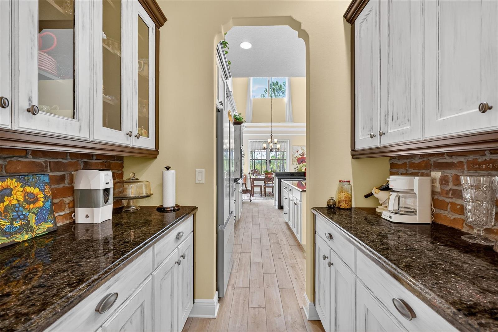 404 LONG AND WINDING RD, HOWEY IN THE HILLS, FL, 34737