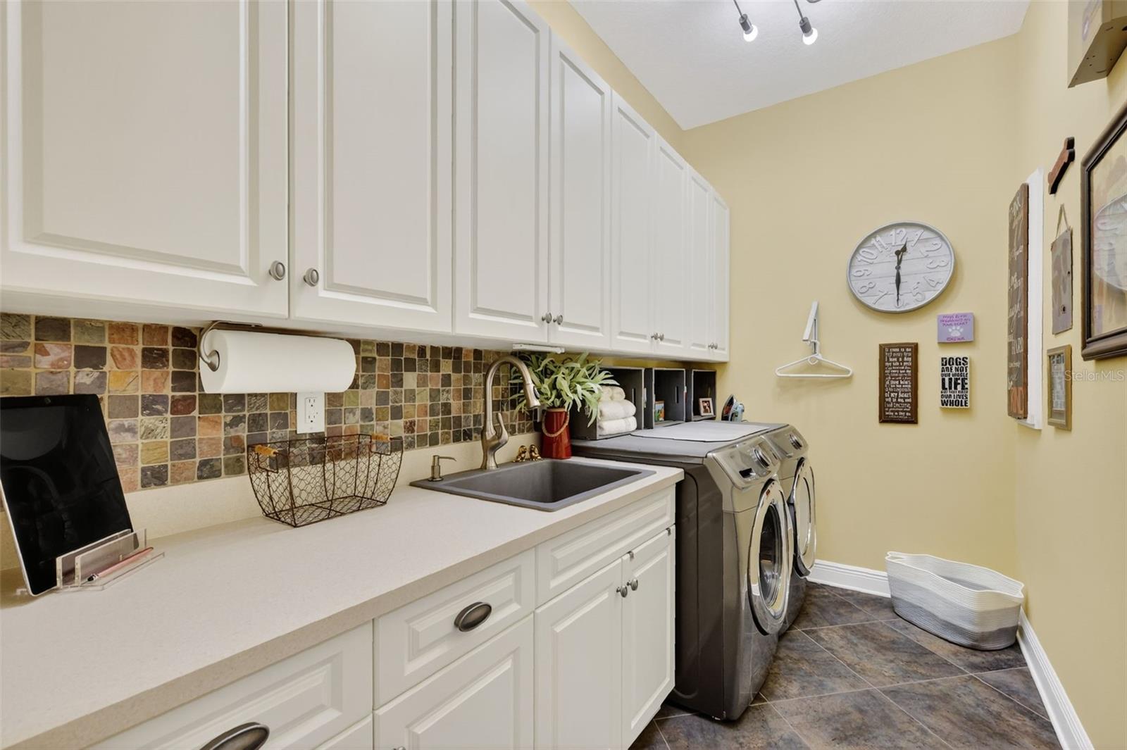 404 LONG AND WINDING RD, HOWEY IN THE HILLS, FL, 34737