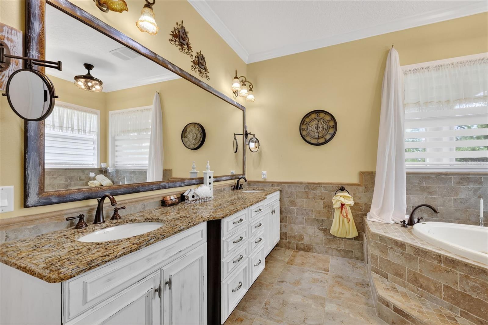 404 LONG AND WINDING RD, HOWEY IN THE HILLS, FL, 34737