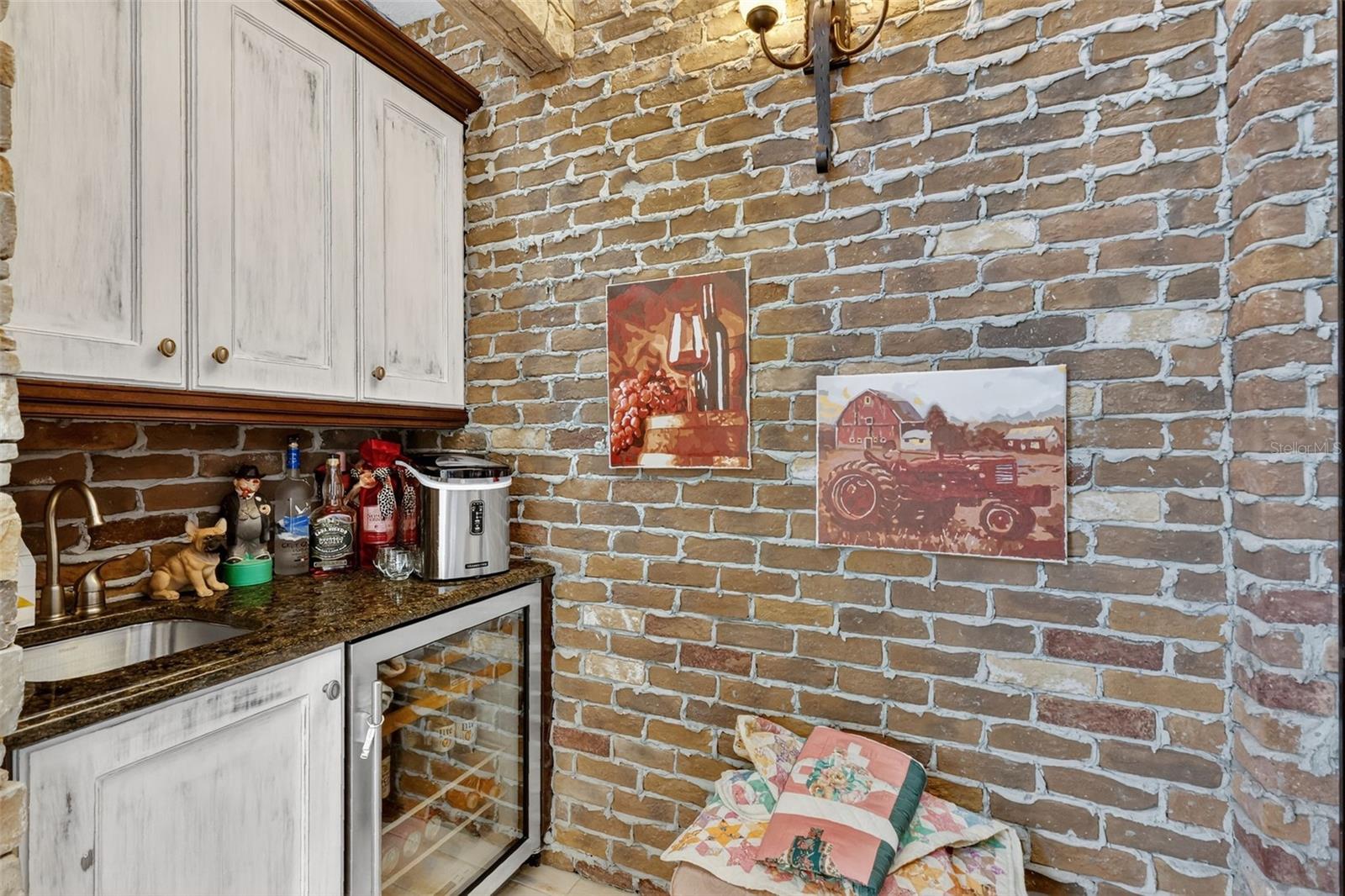 404 LONG AND WINDING RD, HOWEY IN THE HILLS, FL, 34737