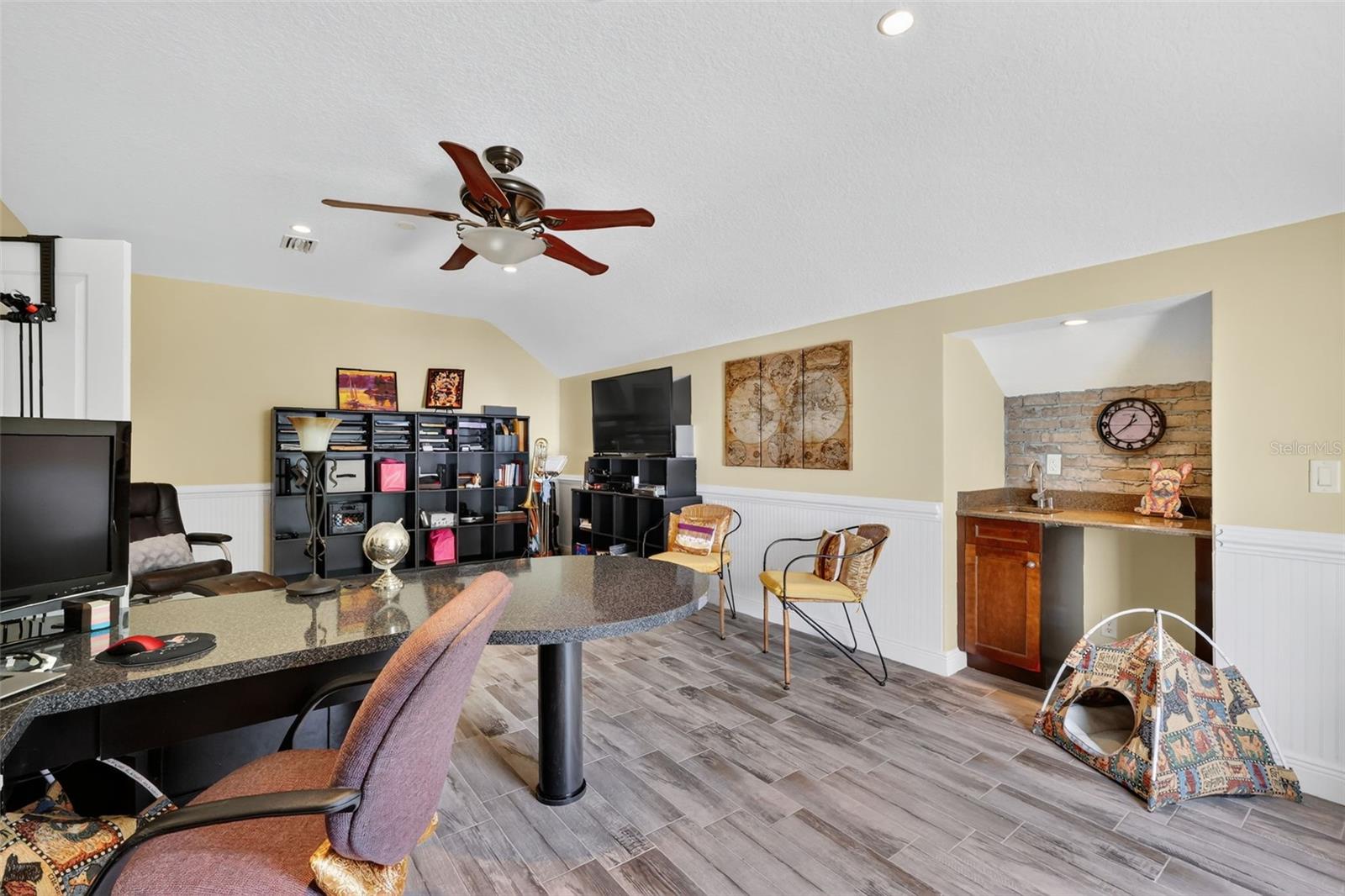 404 LONG AND WINDING RD, HOWEY IN THE HILLS, FL, 34737