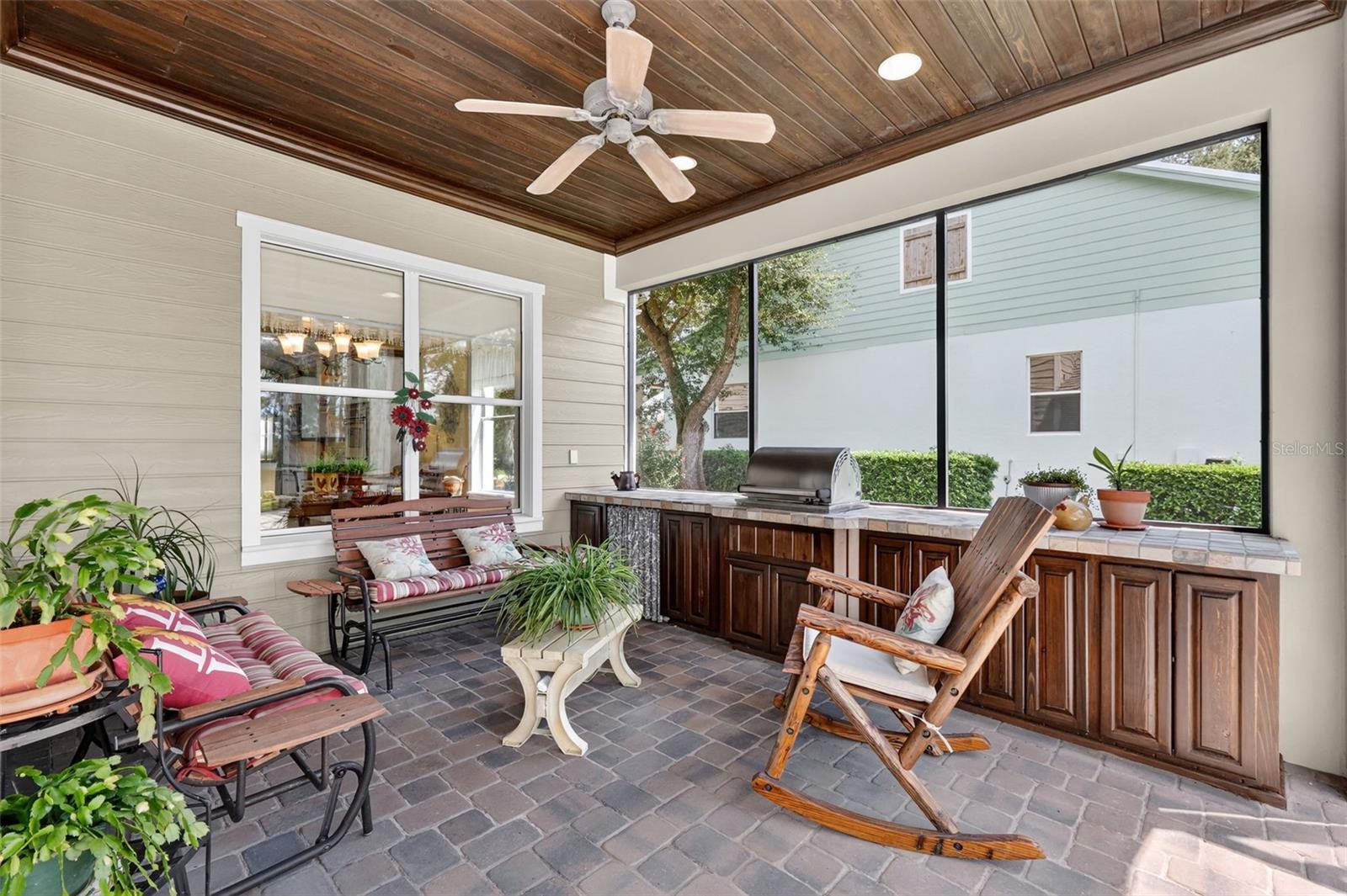 404 LONG AND WINDING RD, HOWEY IN THE HILLS, FL, 34737