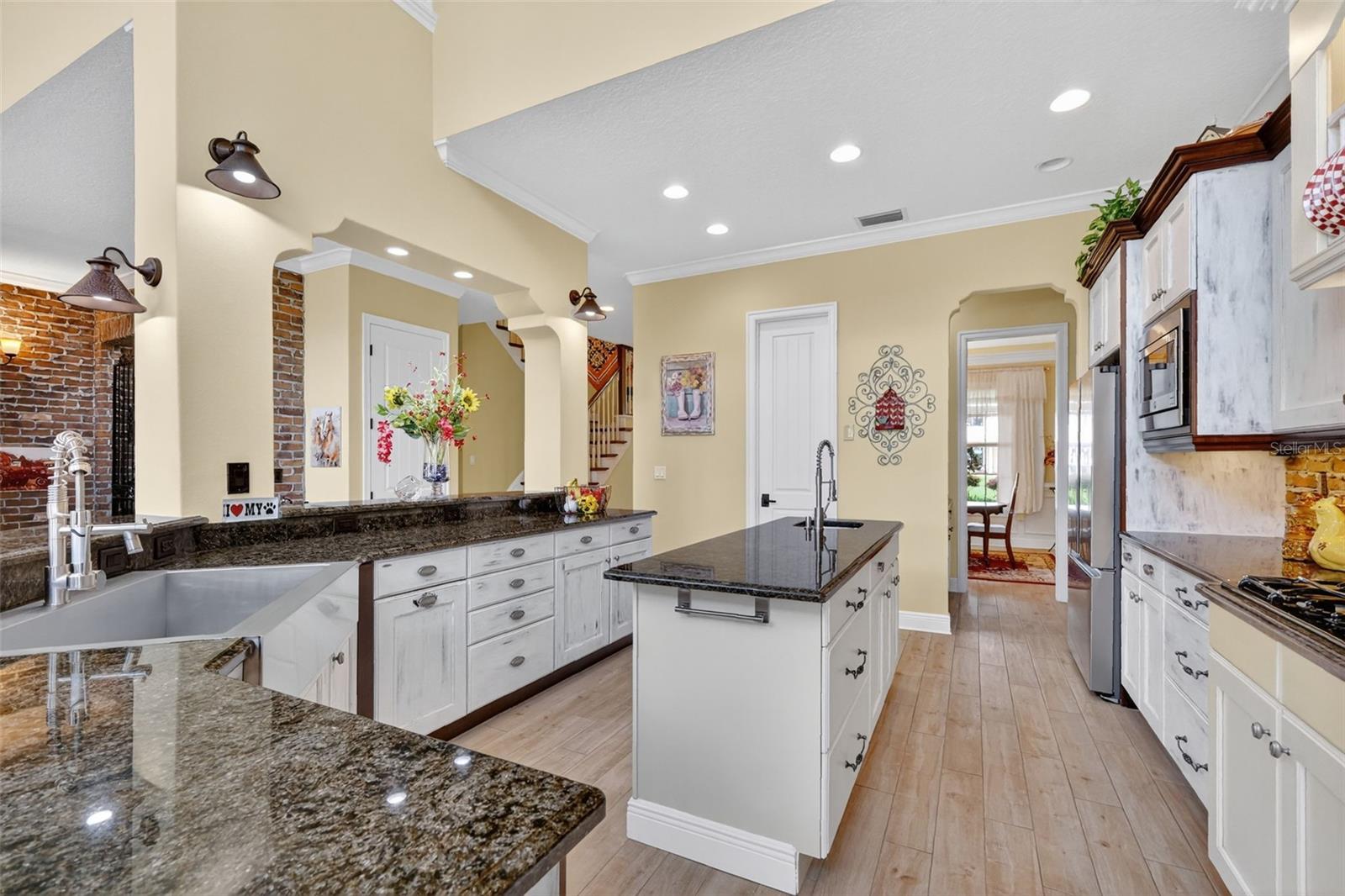 404 LONG AND WINDING RD, HOWEY IN THE HILLS, FL, 34737