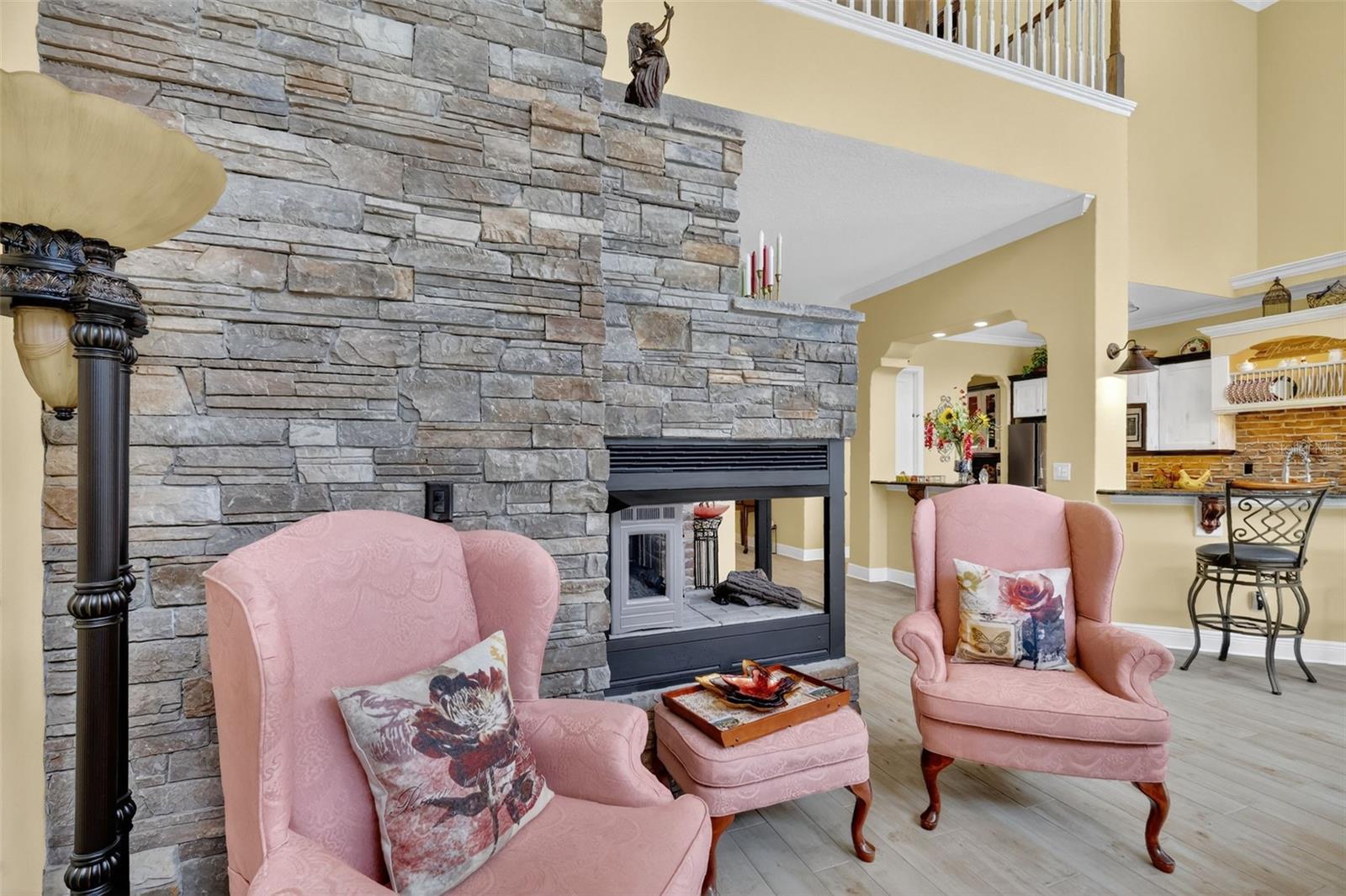 404 LONG AND WINDING RD, HOWEY IN THE HILLS, FL, 34737