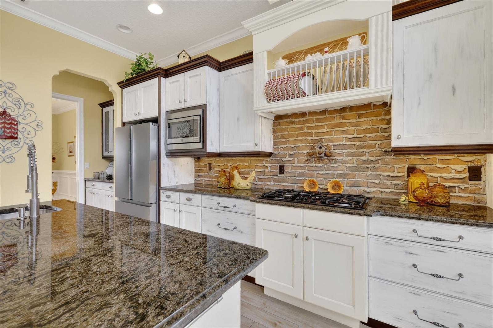 404 LONG AND WINDING RD, HOWEY IN THE HILLS, FL, 34737