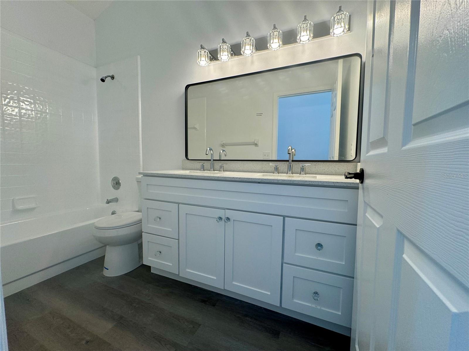 215 HOLLOWBROOK CIR, DAYTONA BEACH, FL, 32114