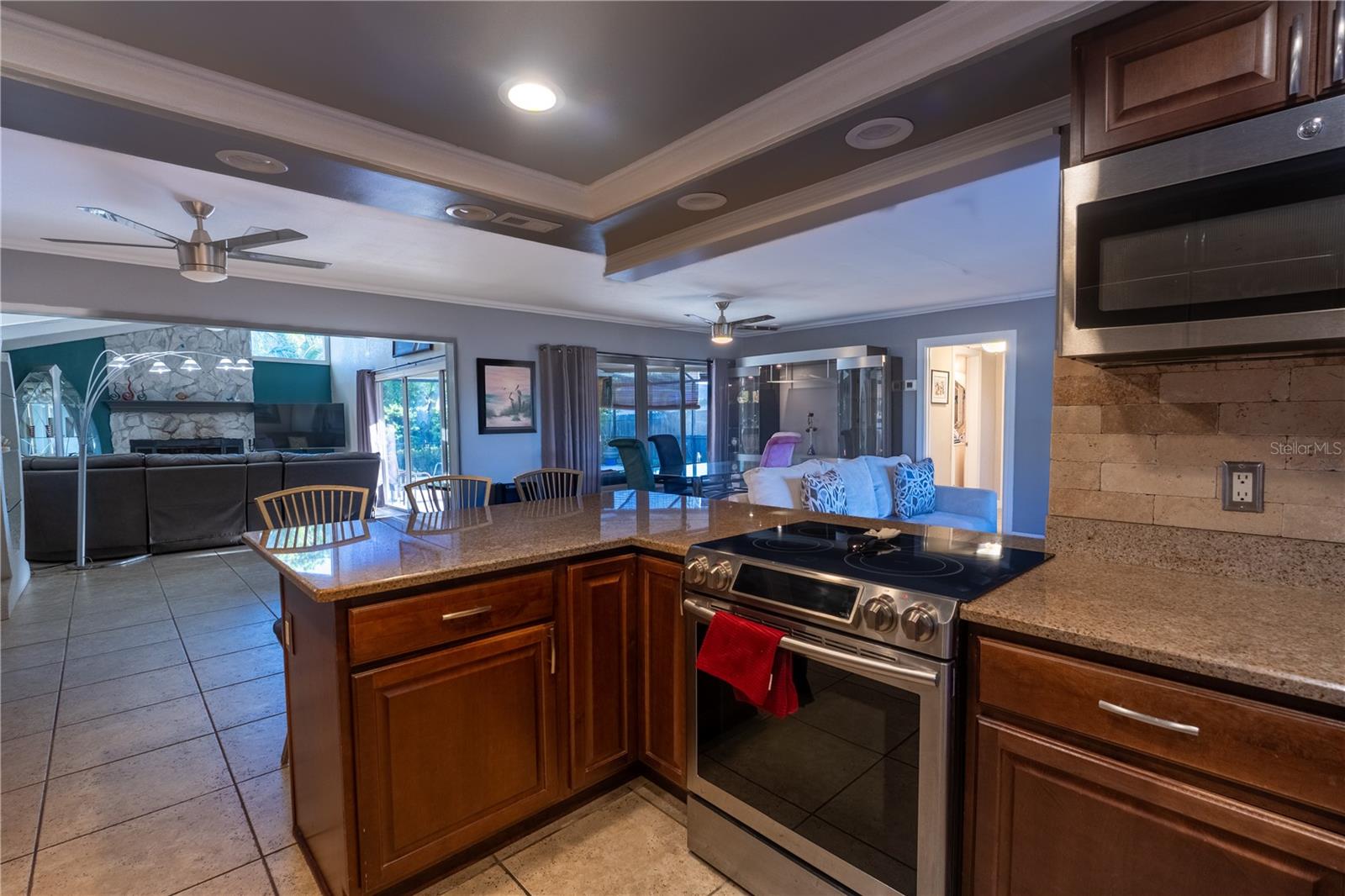 33 SOUTHWIND DR, BELLEAIR BLUFFS, FL, 33770