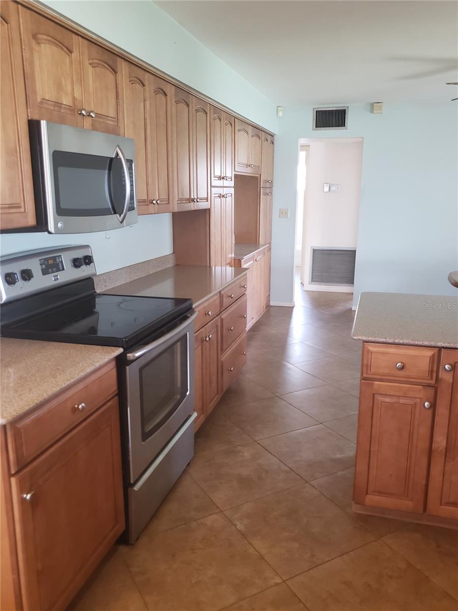 714 INDIAN WELLS AVE, SUN CITY CENTER, FL, 33573