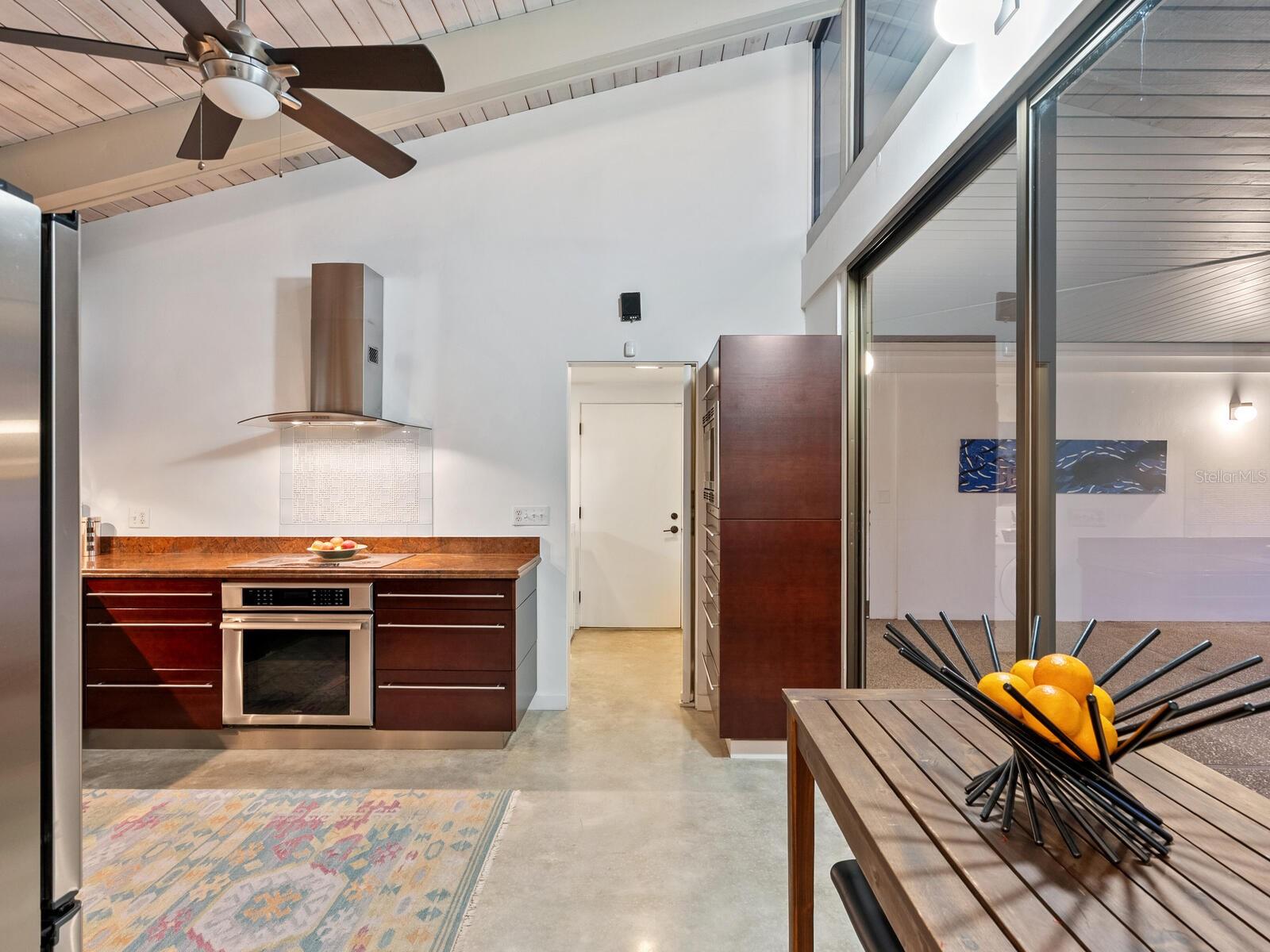 820 WHITFIELD AVE, SARASOTA, FL, 34243