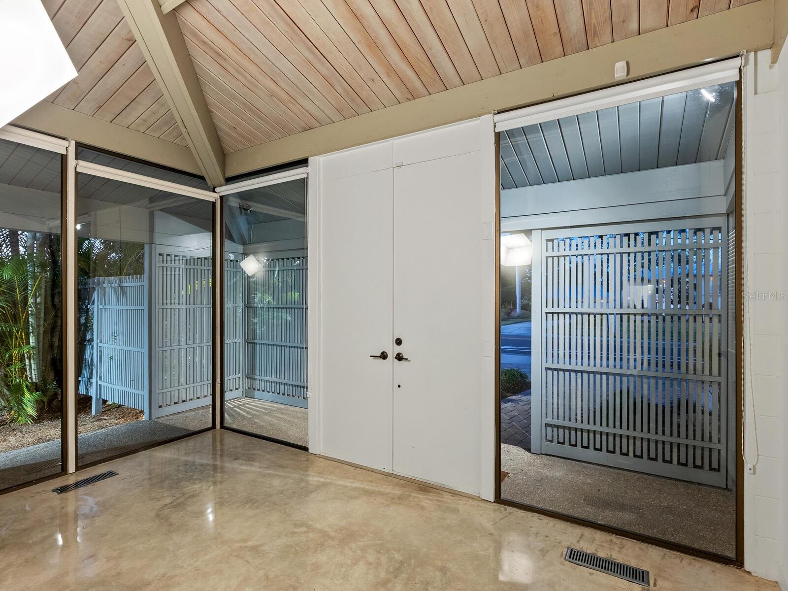 820 WHITFIELD AVE, SARASOTA, FL, 34243