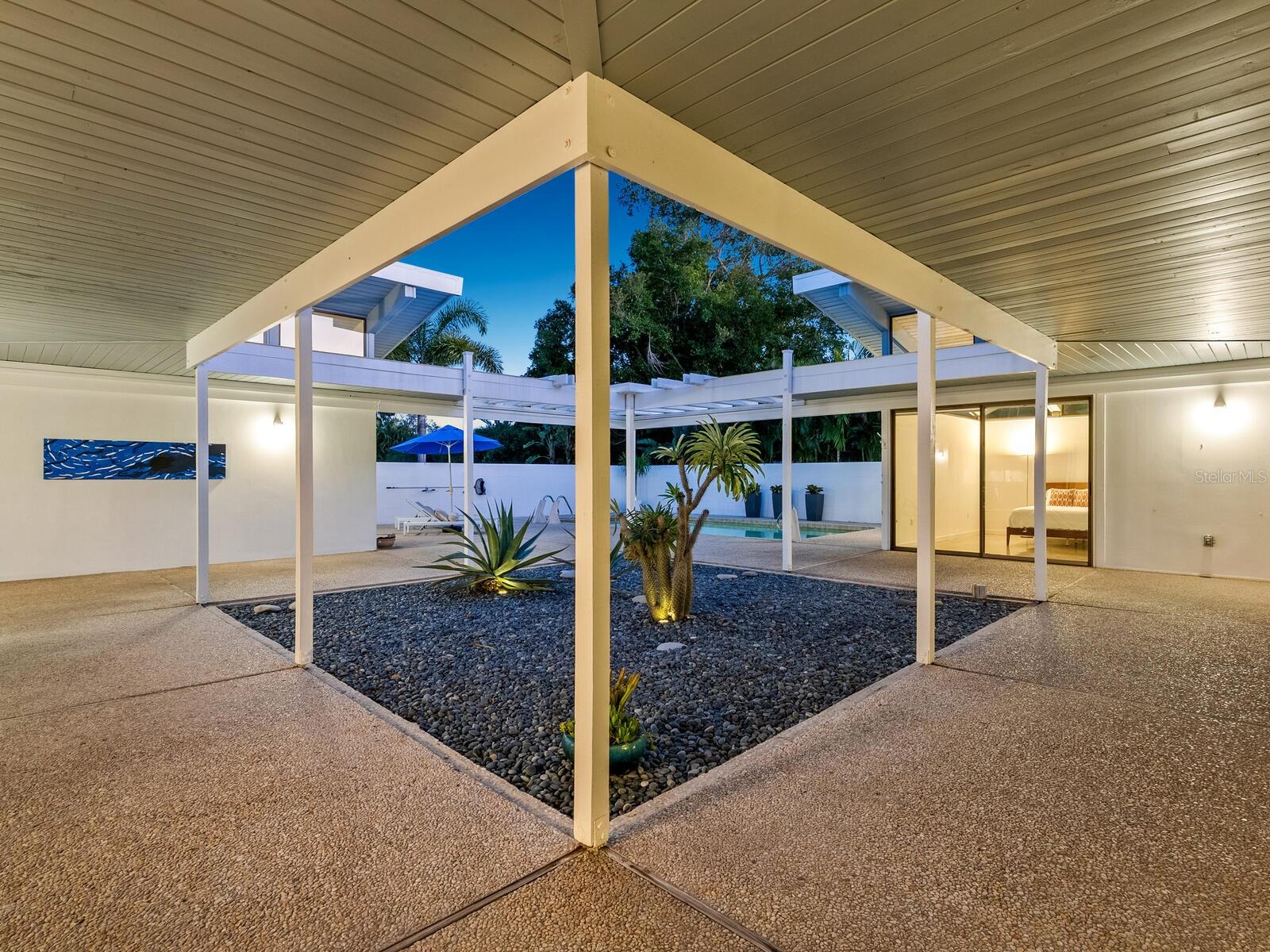 820 WHITFIELD AVE, SARASOTA, FL, 34243