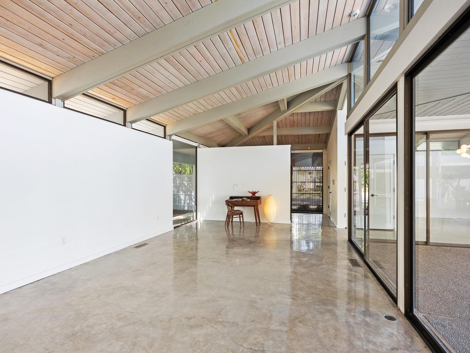 820 WHITFIELD AVE, SARASOTA, FL, 34243