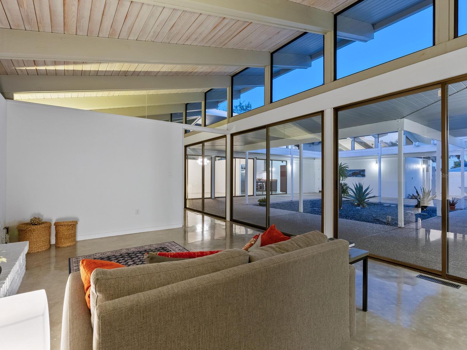 820 WHITFIELD AVE, SARASOTA, FL, 34243