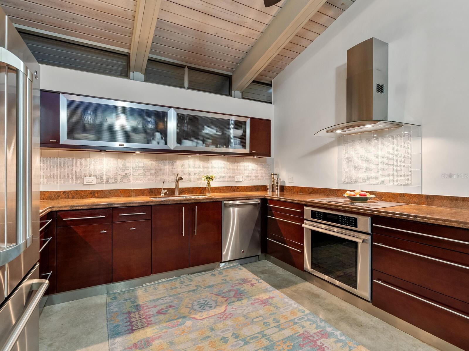 820 WHITFIELD AVE, SARASOTA, FL, 34243