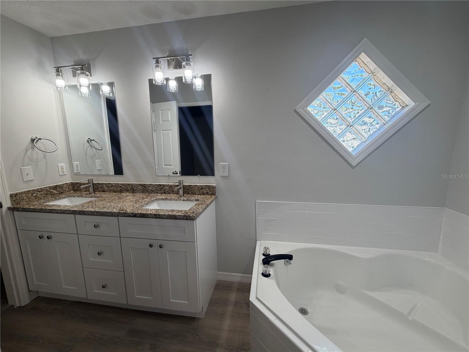 370 S COBBLE CT, MOUNT DORA, FL, 32757