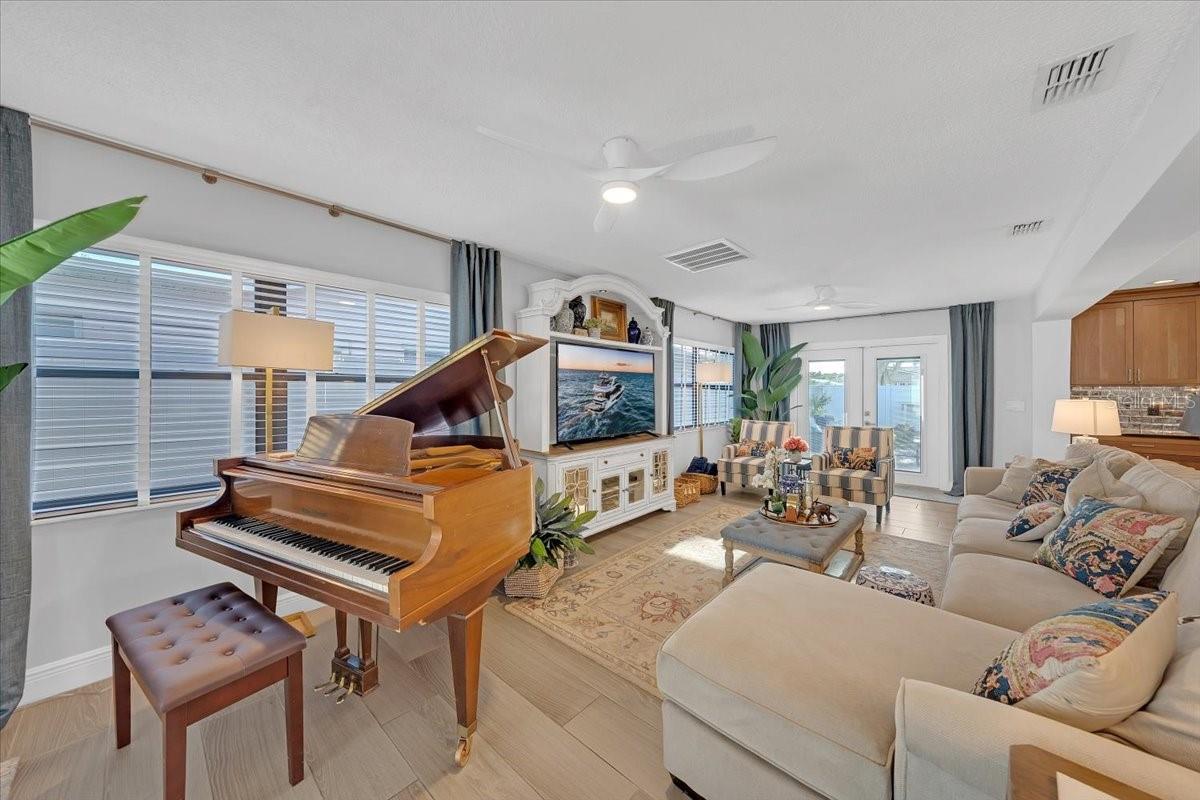 6870 13TH AVE N, ST PETERSBURG, FL, 33710