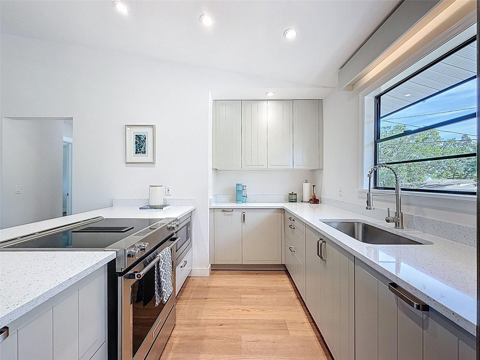 1899 SHORE ACRES BLVD NE, ST PETERSBURG, FL, 33703