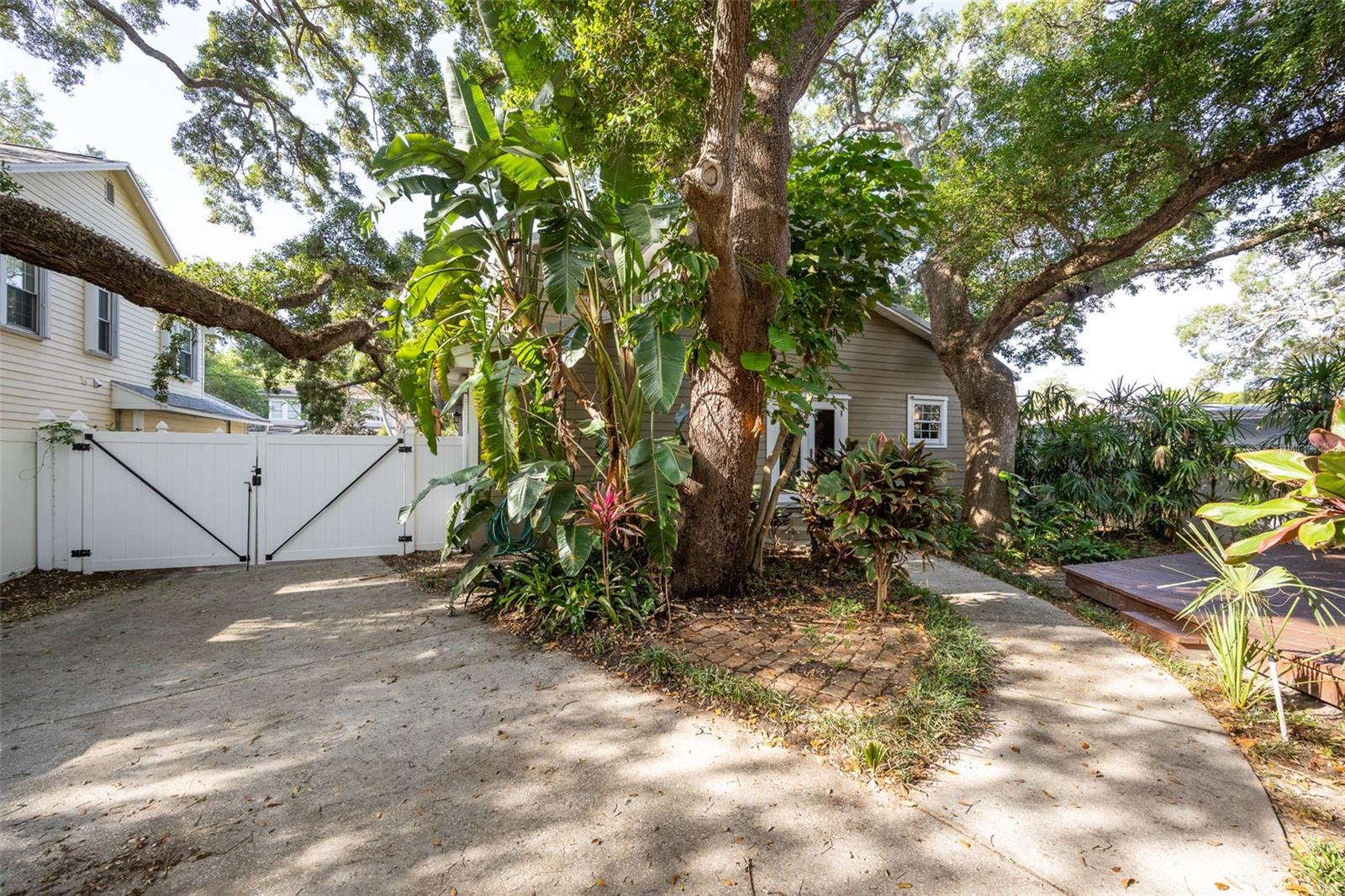 3311 W HAWTHORNE RD, TAMPA, FL, 33611