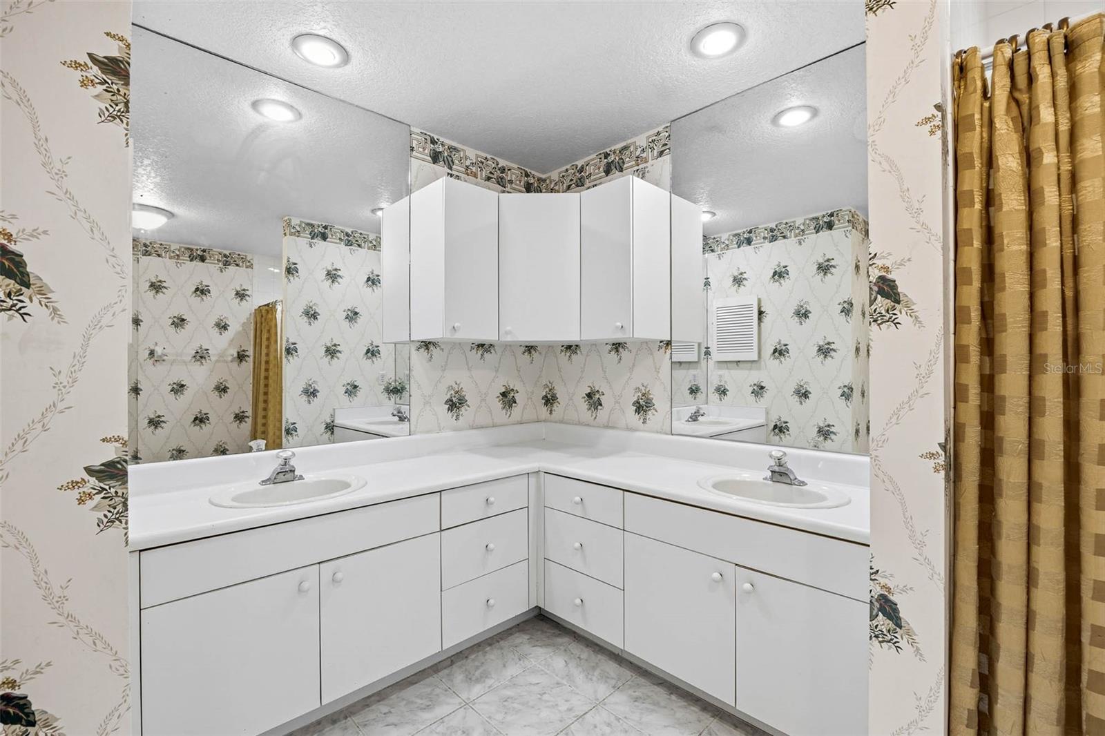 3311 W HAWTHORNE RD, TAMPA, FL, 33611