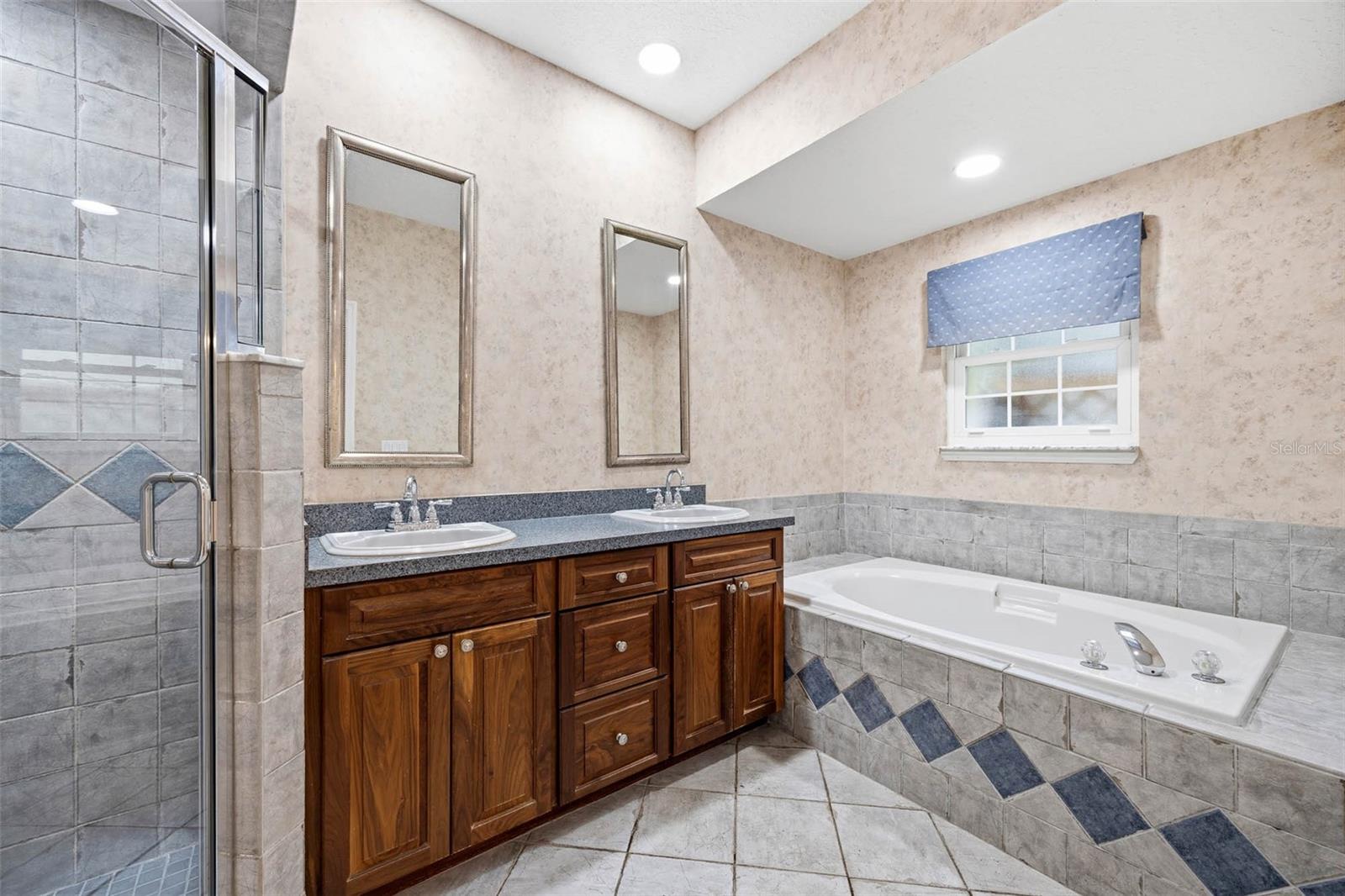 3311 W HAWTHORNE RD, TAMPA, FL, 33611