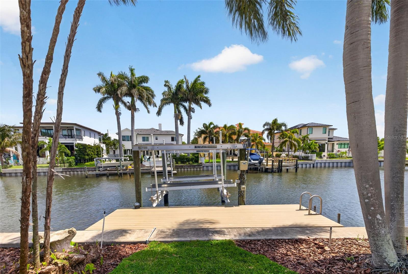 1233 EDEN ISLE DR NE, ST PETERSBURG, FL, 33704