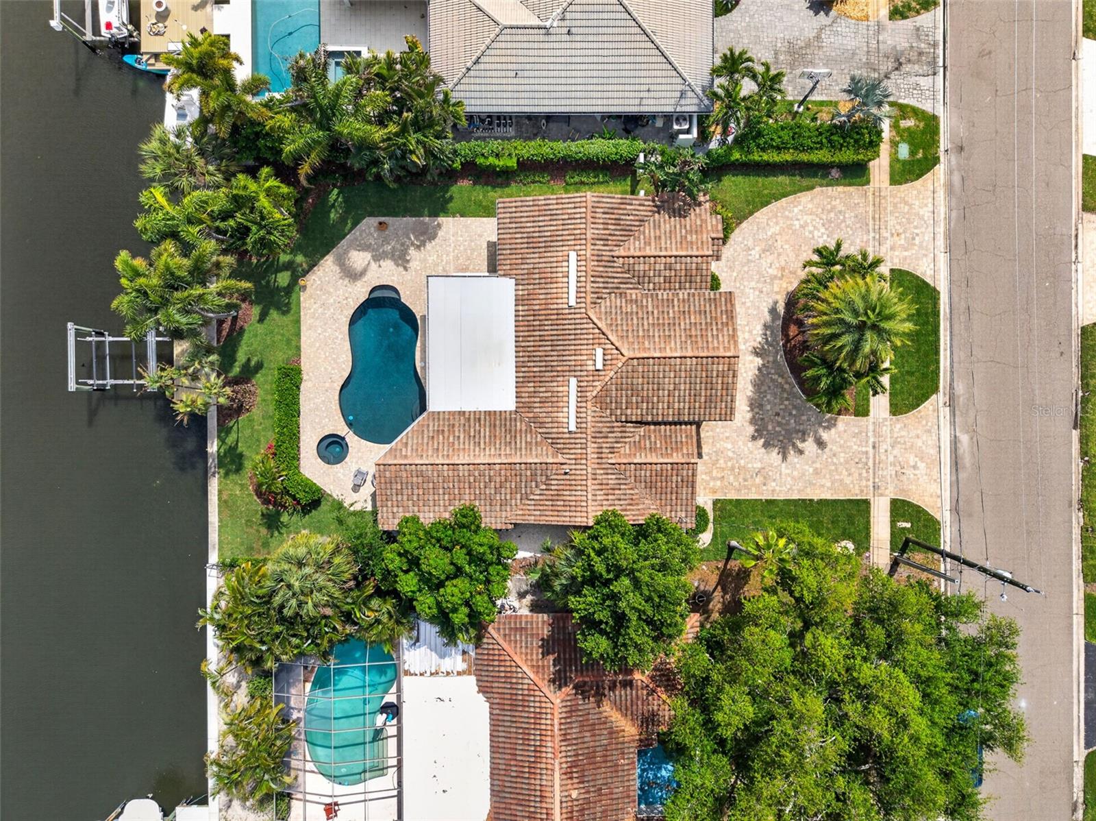 1233 EDEN ISLE DR NE, ST PETERSBURG, FL, 33704