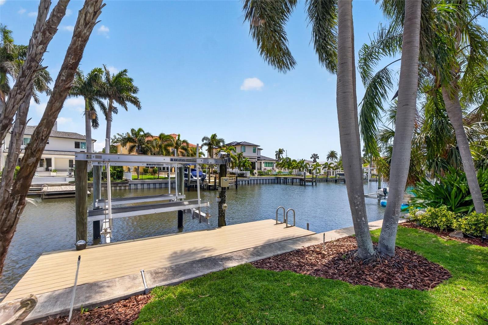 1233 EDEN ISLE DR NE, ST PETERSBURG, FL, 33704