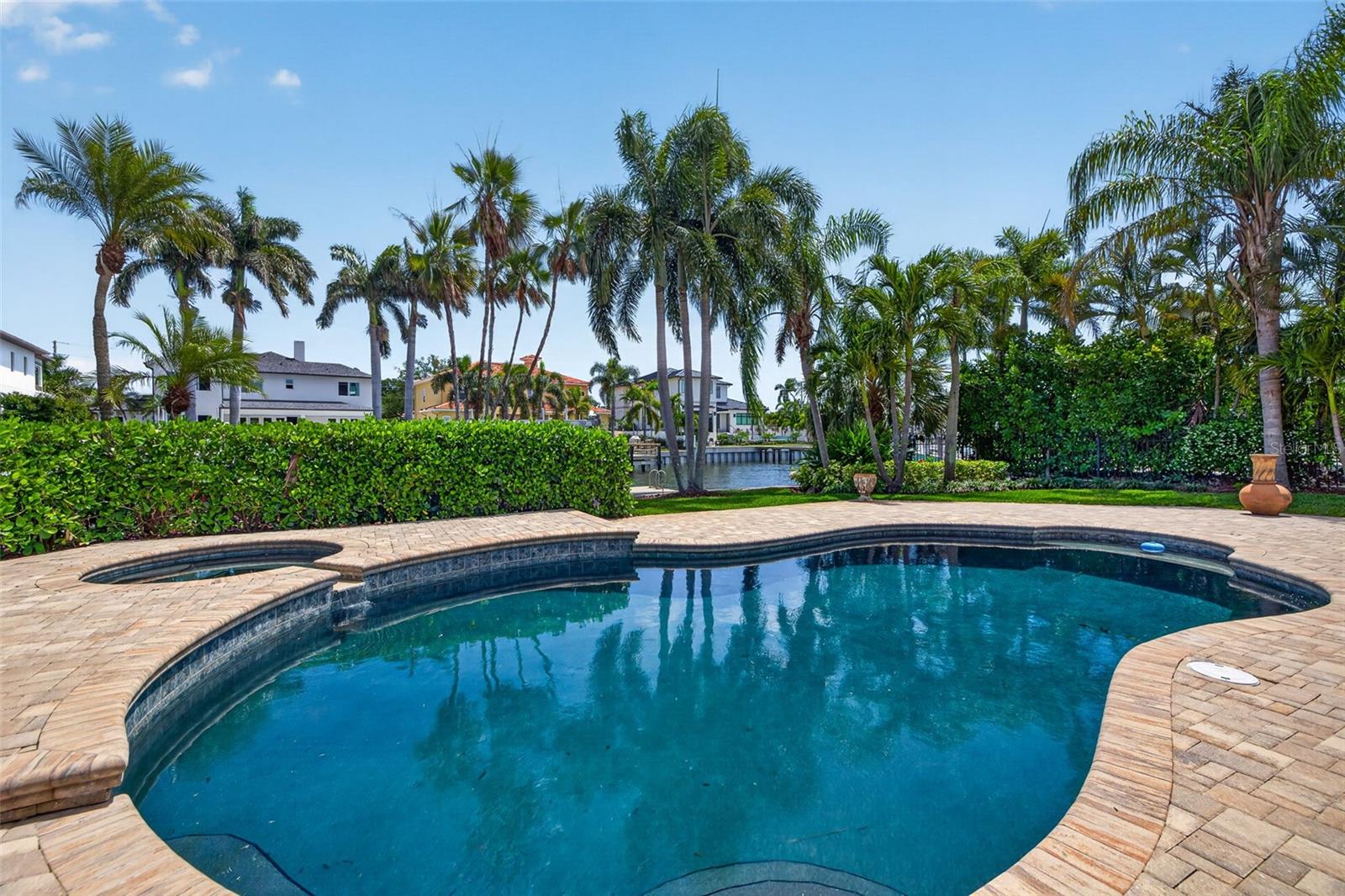 1233 EDEN ISLE DR NE, ST PETERSBURG, FL, 33704