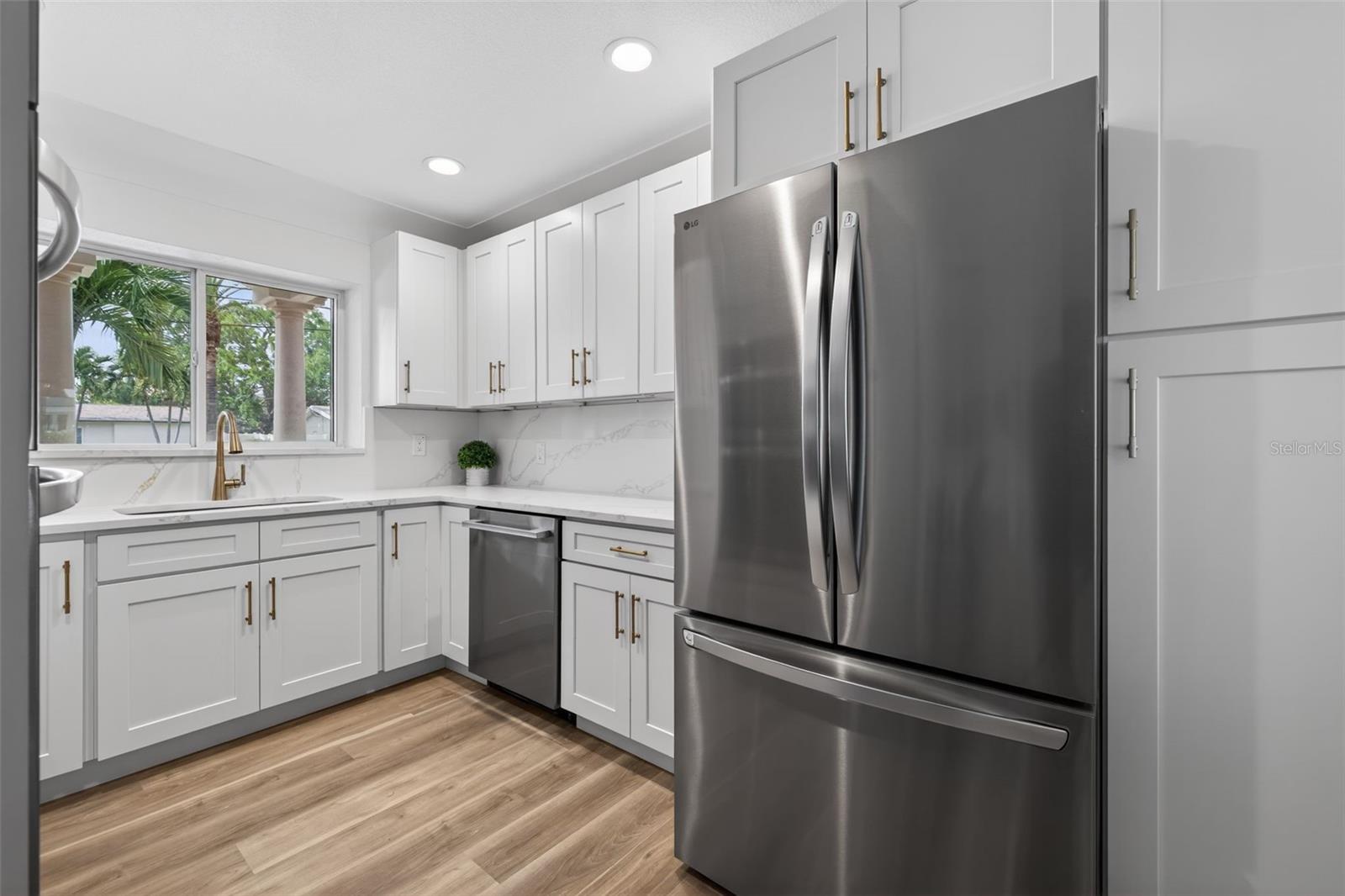 1233 EDEN ISLE DR NE, ST PETERSBURG, FL, 33704