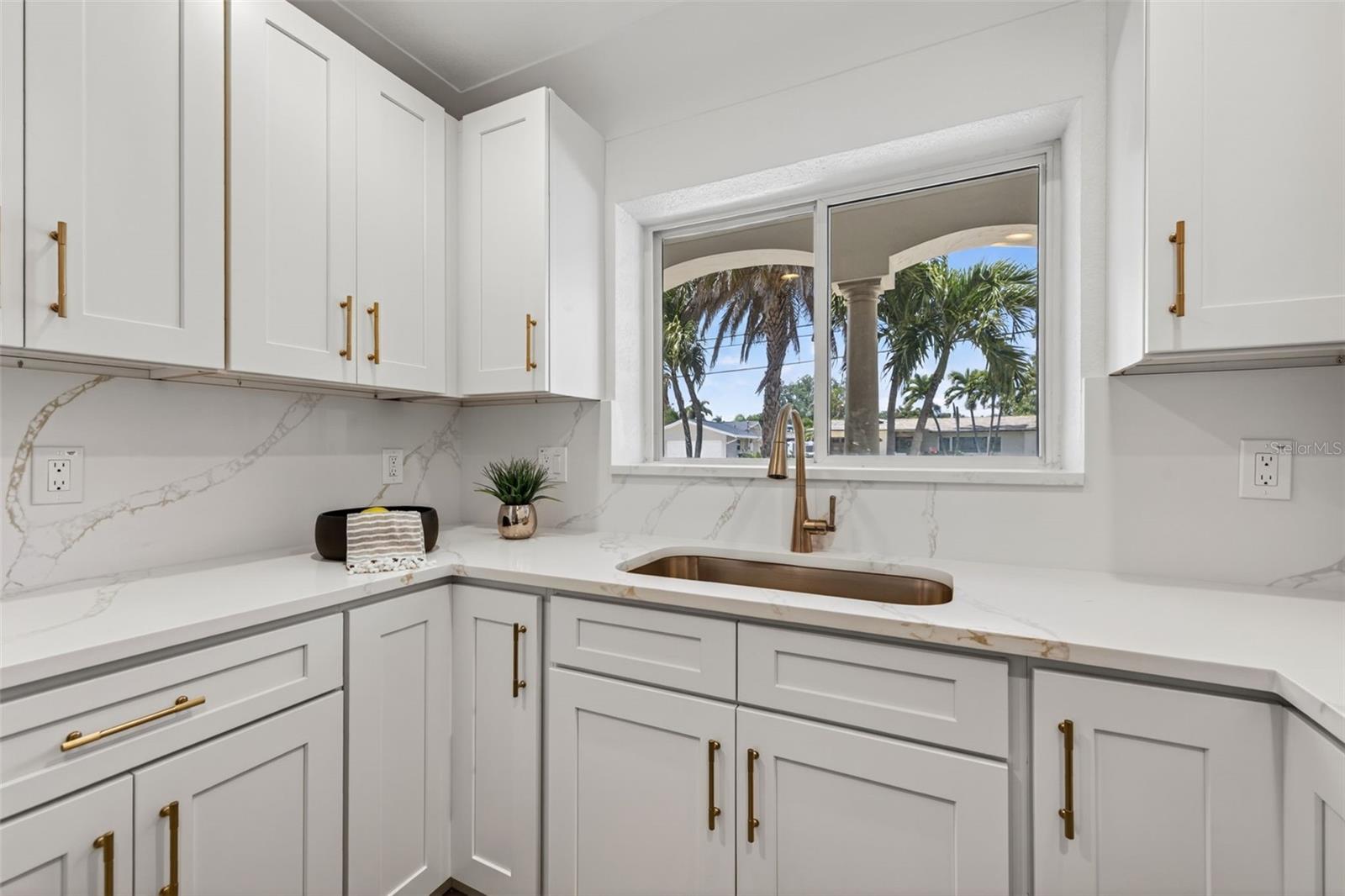 1233 EDEN ISLE DR NE, ST PETERSBURG, FL, 33704