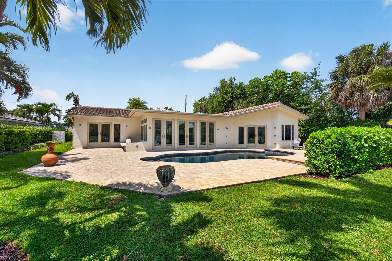 1233 EDEN ISLE DR NE, ST PETERSBURG, FL, 33704