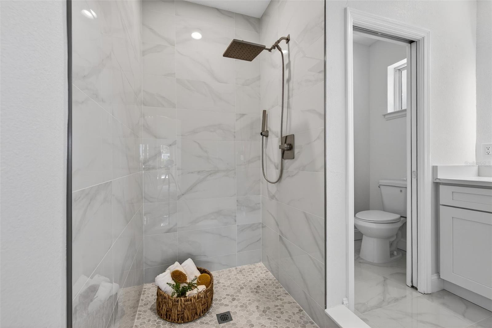 1233 EDEN ISLE DR NE, ST PETERSBURG, FL, 33704