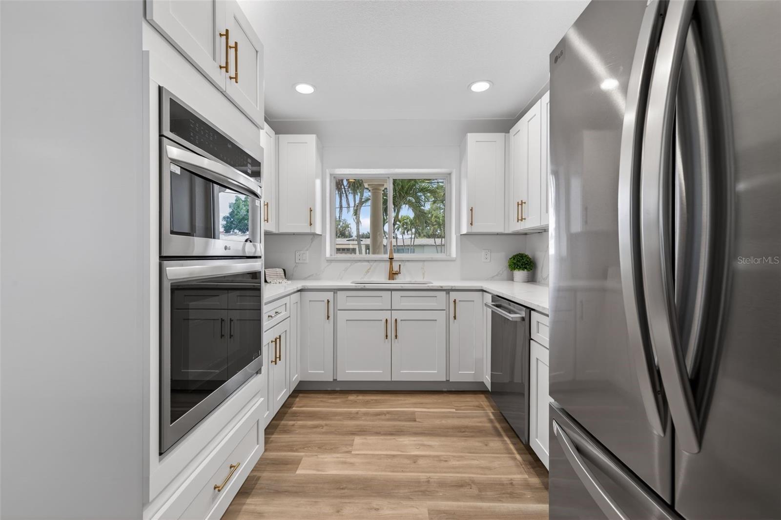 1233 EDEN ISLE DR NE, ST PETERSBURG, FL, 33704