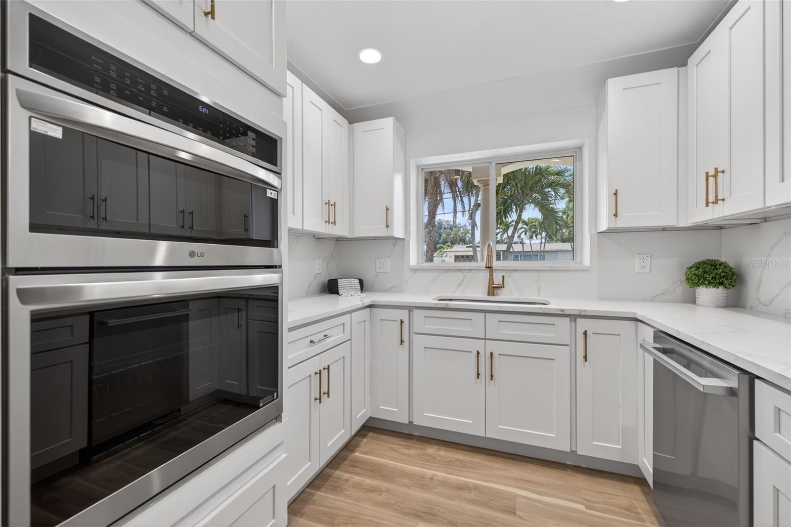 1233 EDEN ISLE DR NE, ST PETERSBURG, FL, 33704