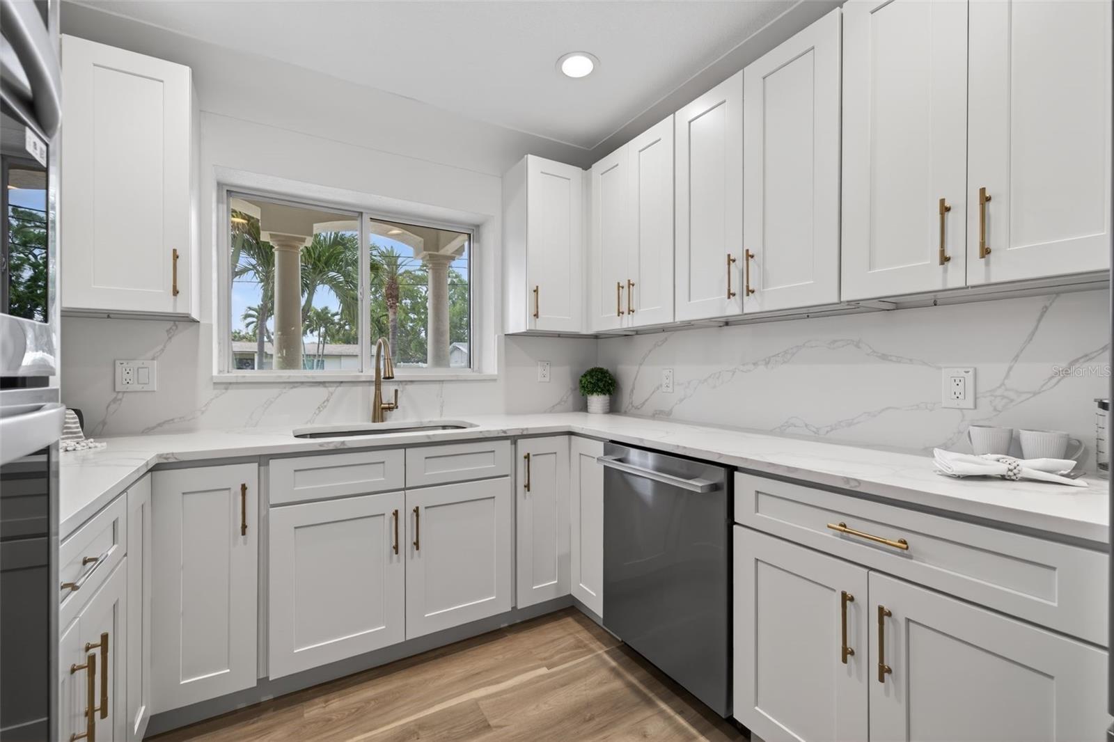 1233 EDEN ISLE DR NE, ST PETERSBURG, FL, 33704