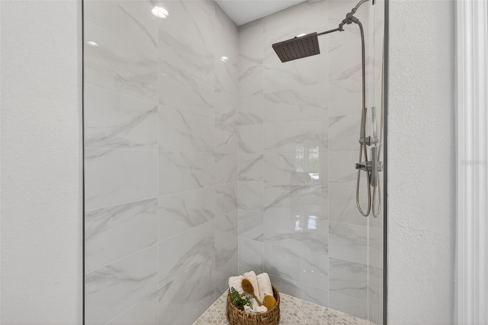 1233 EDEN ISLE DR NE, ST PETERSBURG, FL, 33704