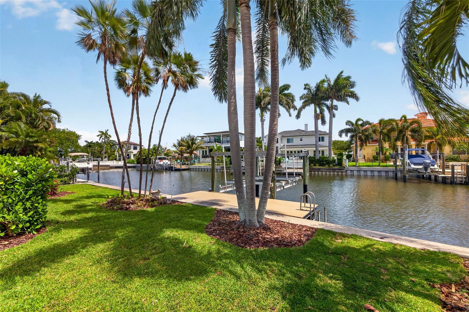 1233 EDEN ISLE DR NE, ST PETERSBURG, FL, 33704