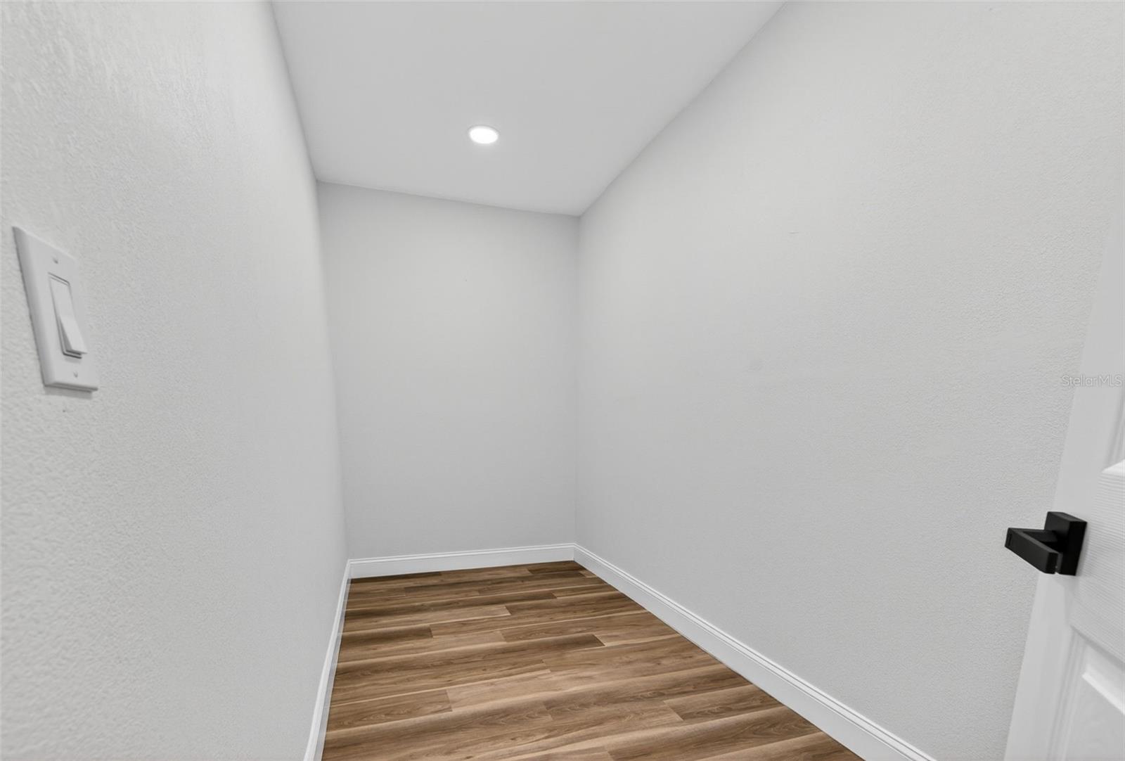 1233 EDEN ISLE DR NE, ST PETERSBURG, FL, 33704