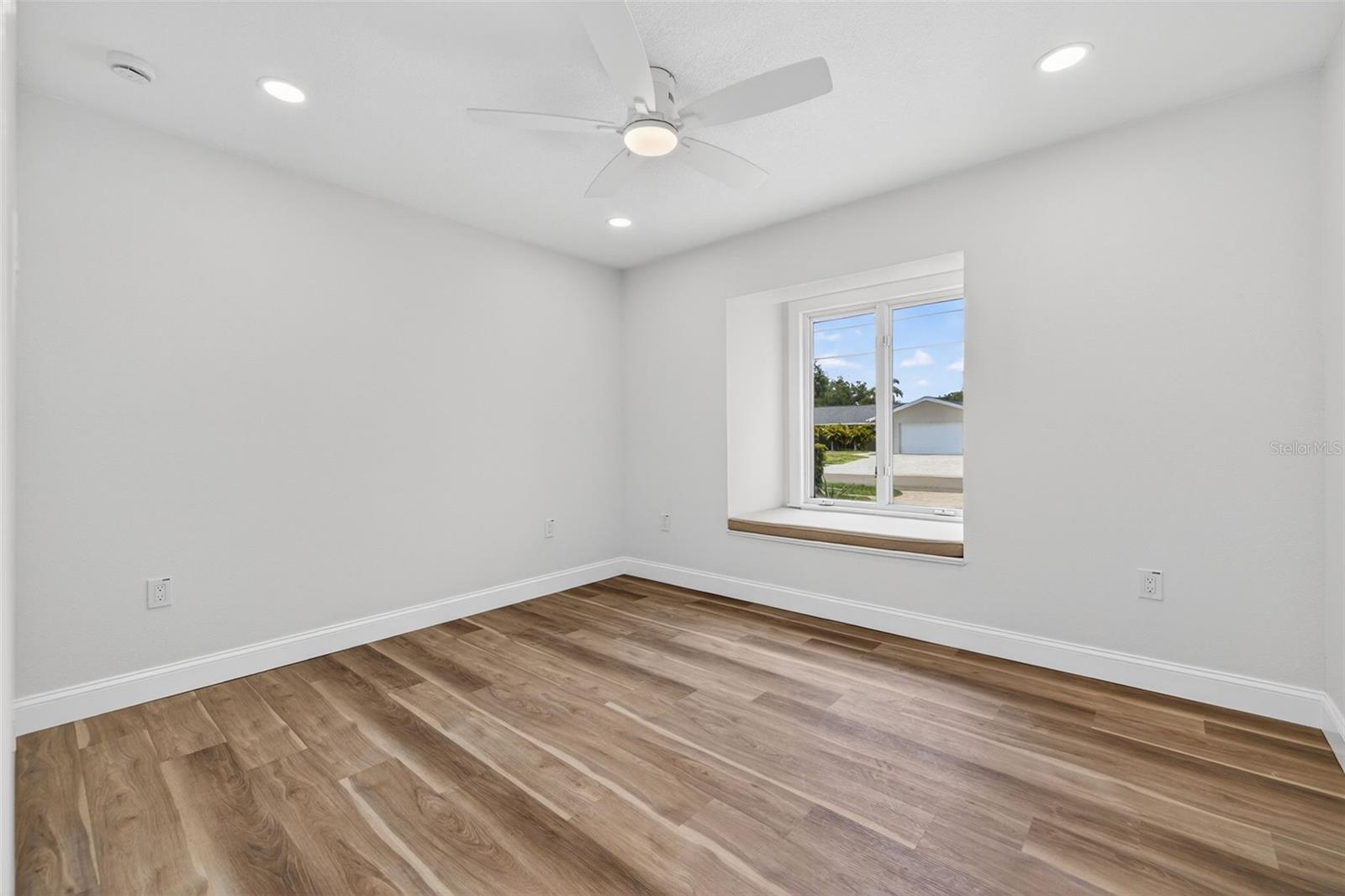 1233 EDEN ISLE DR NE, ST PETERSBURG, FL, 33704