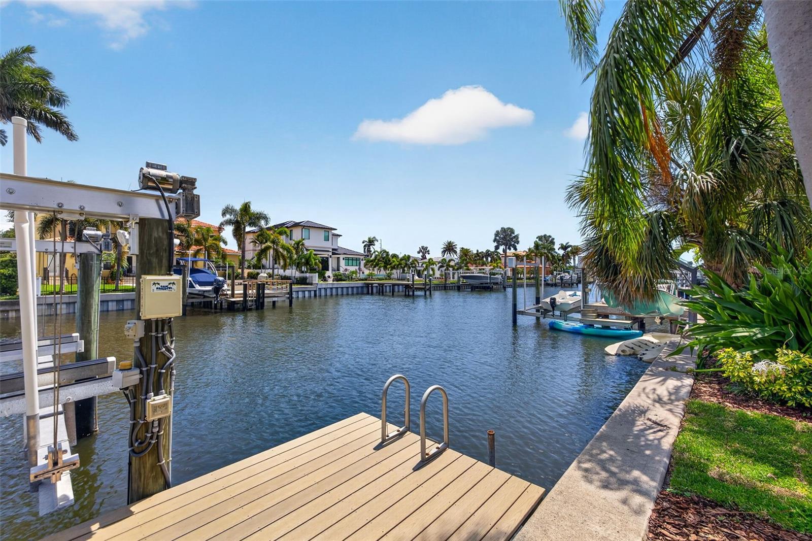 1233 EDEN ISLE DR NE, ST PETERSBURG, FL, 33704