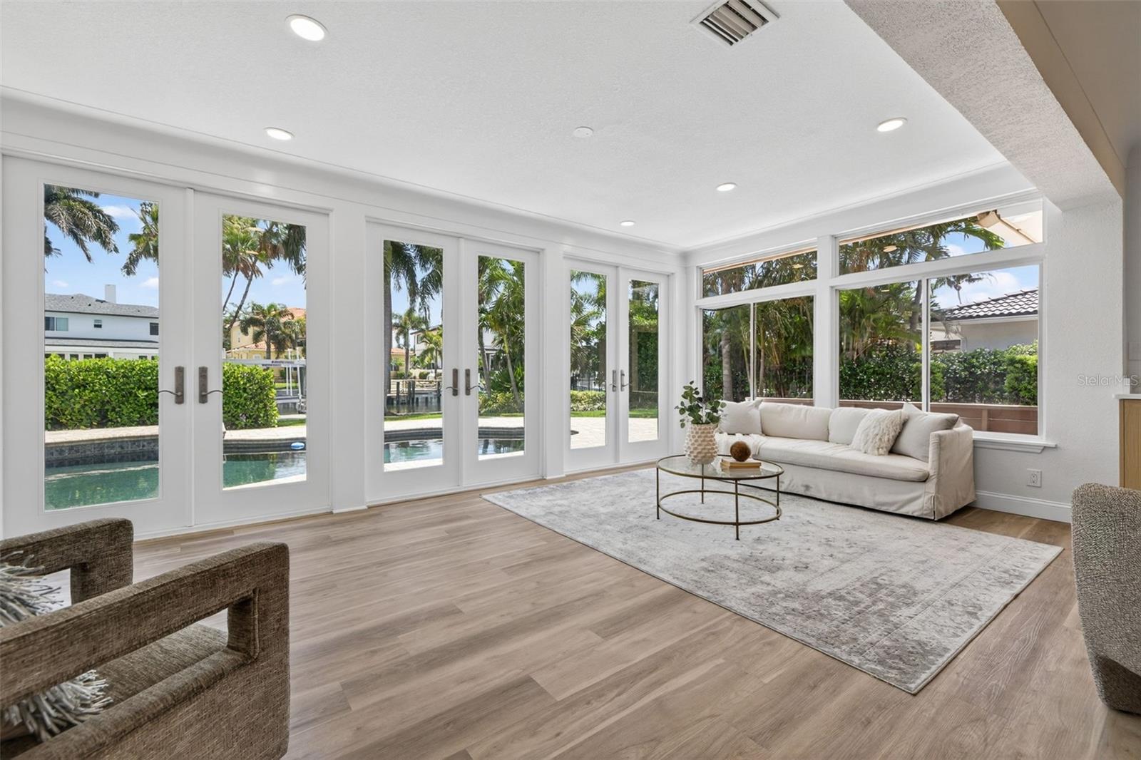 1233 EDEN ISLE DR NE, ST PETERSBURG, FL, 33704