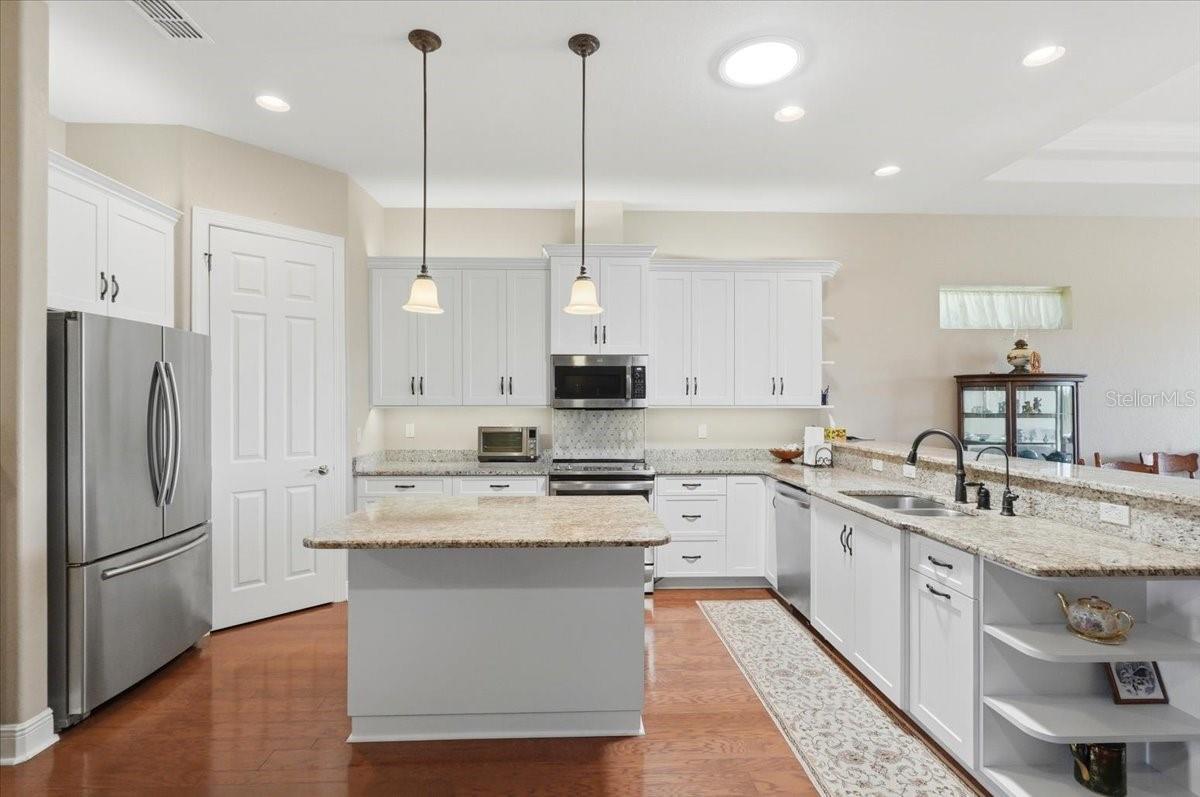 572 MEANDERING WAY, POLK CITY, FL, 33868