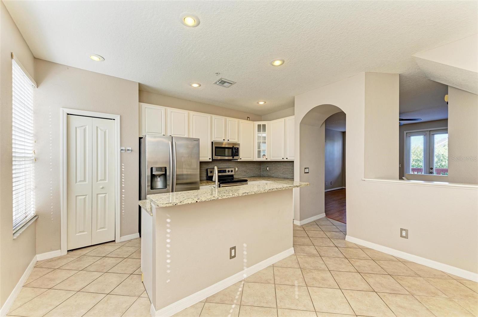 3047 POINTEVIEW DR, TAMPA, FL, 33611