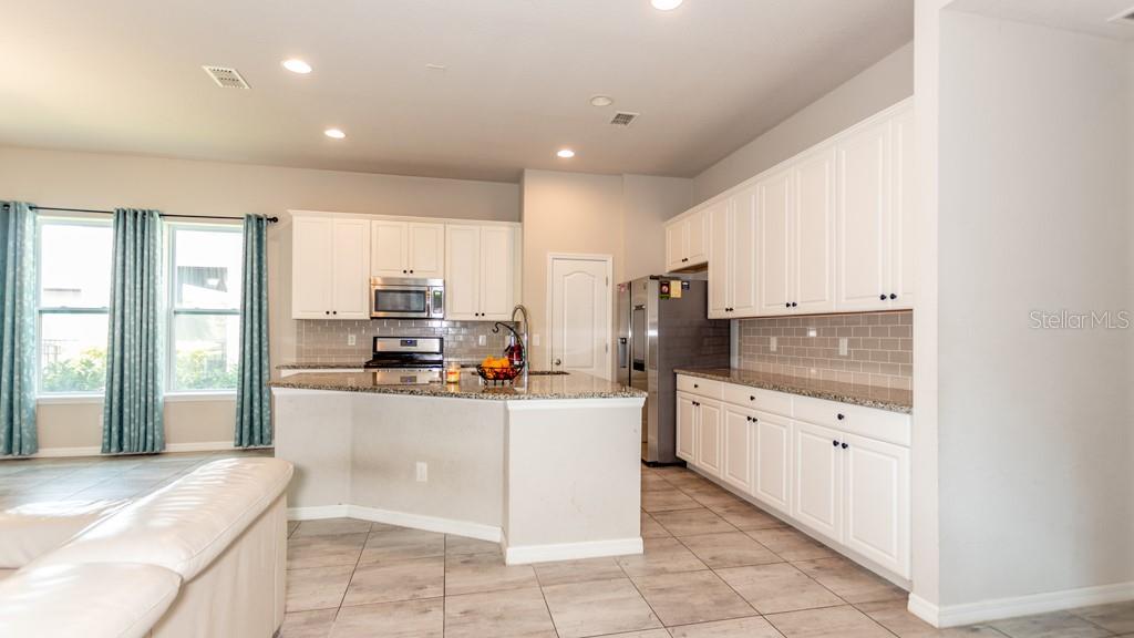 5912 VILLAGE CENTER DR, LITHIA, FL, 33547